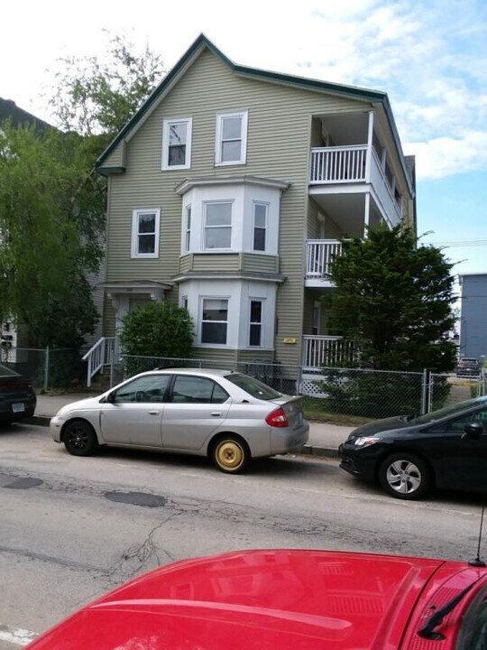 241 Spruce St in Manchester, NH - Building Photo