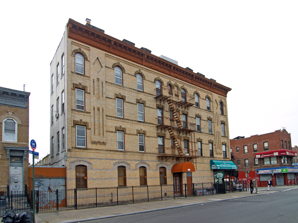 322 Irving Ave in Brooklyn, NY - Foto de edificio