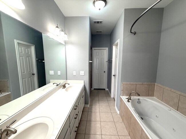 13119 S Bellaire Estates Dr in Houston, TX - Foto de edificio - Building Photo