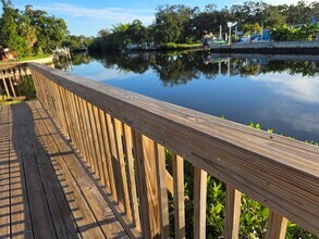 9004 Tudor Dr in Tampa, FL - Building Photo - Building Photo