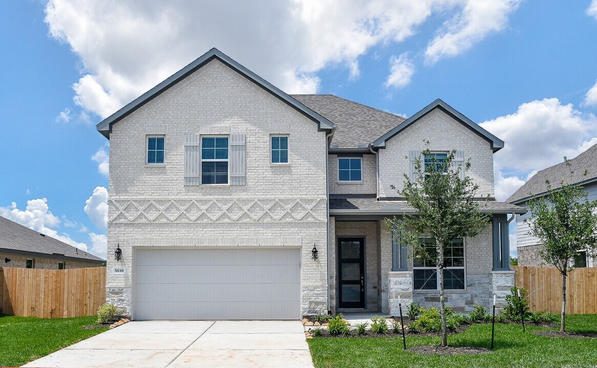 5838 Wayne Wy in Rosenberg, TX - Foto de edificio