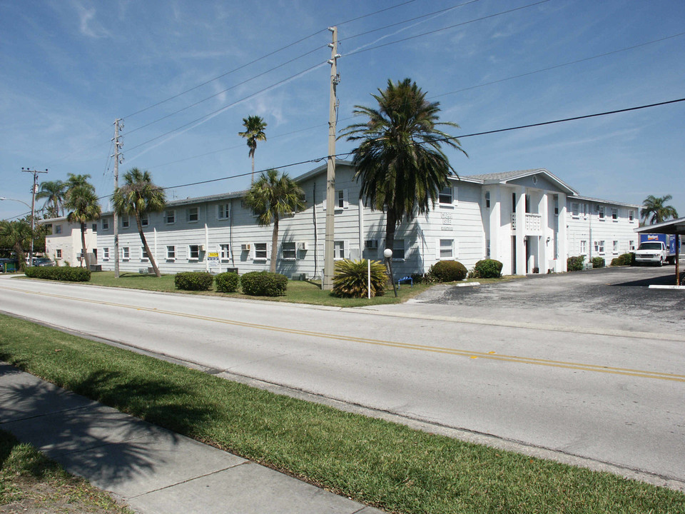 300 Capri Blvd in Treasure Island, FL - Building Photo