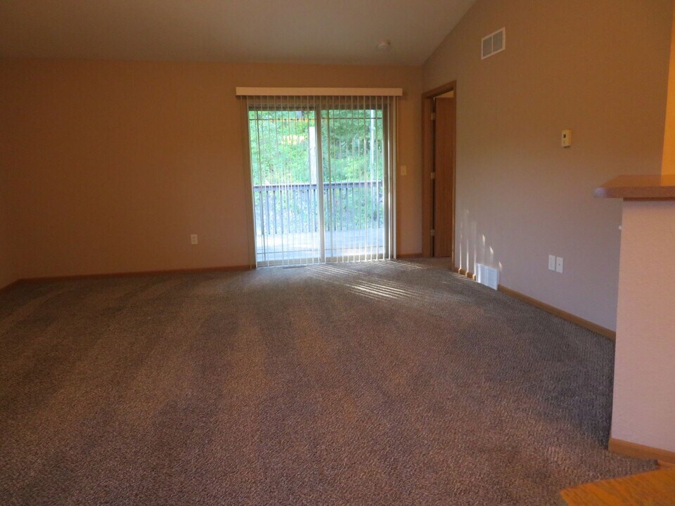 111-115 Nordic Way in Slinger, WI - Building Photo