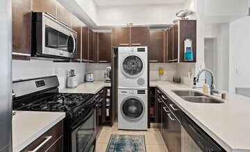 1717 Malcolm Ave, Unit 302 in Los Angeles, CA - Foto de edificio - Building Photo