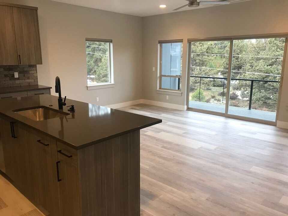 61550 SW Blakely Rd in Bend, OR - Foto de edificio