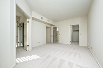 1 Baldwin Ave, Unit APT 214 in San Mateo, CA - Foto de edificio - Building Photo