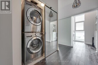 33 Shore Breeze Dr in Toronto, ON - Building Photo - Building Photo