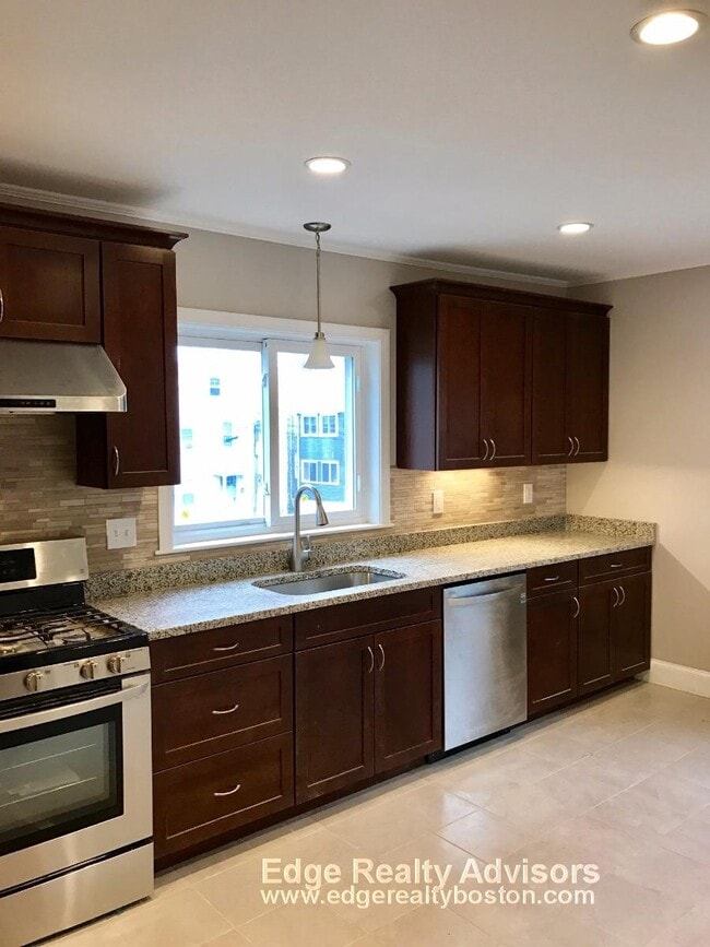 108 Brooks St, Unit 2 in Boston, MA - Building Photo - Building Photo