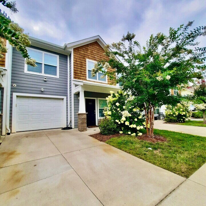 1025 Baldwin Commons Dr in Arden, NC - Building Photo