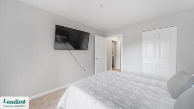 50 Canterfield Pkwy W, Unit 1801 in West Dundee, IL - Foto de edificio - Building Photo