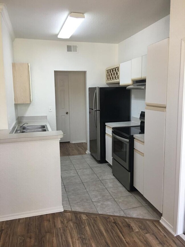 2600 Robert Trent Jones Dr in Orlando, FL - Building Photo - Building Photo
