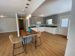 220 Archdale Dr in Durham, NC - Foto de edificio - Building Photo