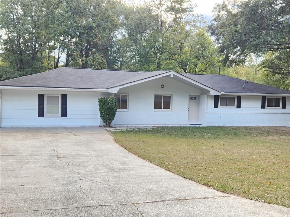 171 Sarann Ct NW in Lilburn, GA - Building Photo