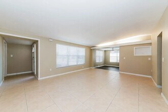 6126 Nutmeg Ave in Sarasota, FL - Building Photo - Building Photo