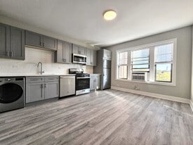 372 Hazel Ave, Unit C1 in Glencoe, IL - Building Photo