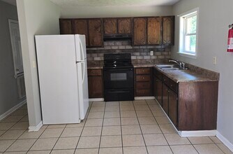 106 Mae St in Starkville, MS - Foto de edificio - Building Photo