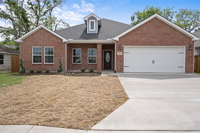 205 W 11th St in Bonham, TX - Building Photo - Building Photo