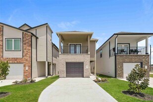 15210 Estrella Rd W in Houston, TX - Building Photo