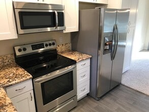 245 Oak Leaf Dr in Thousand Oaks, CA - Building Photo - Building Photo