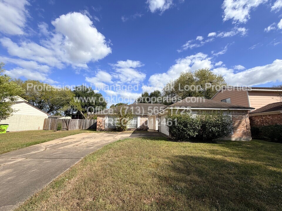 1367 Gentle Bend Dr in Missouri City, TX - Building Photo