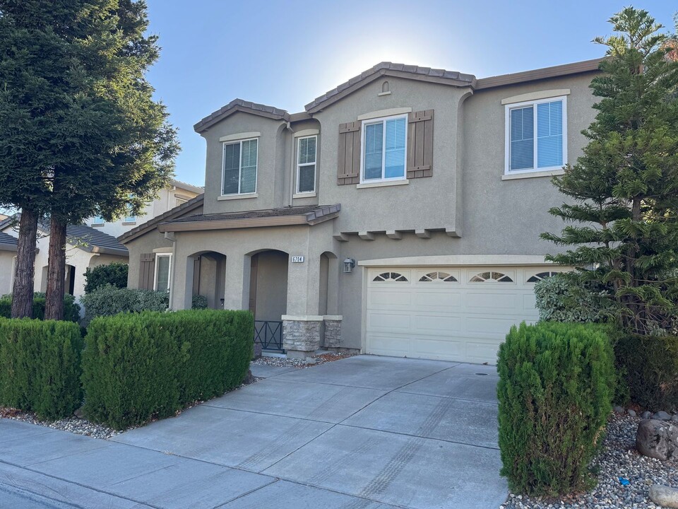 6704 Camacha Way in Elk Grove, CA - Foto de edificio