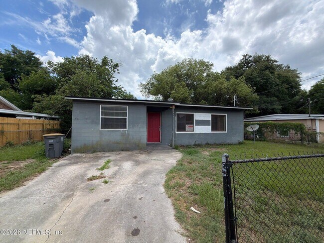 property at 814 E 60th St