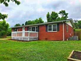 310 College Park Dr in Lafollette, TN - Building Photo