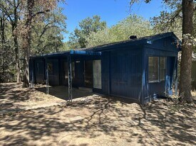 636 Lakeshore Dr in Seven Points, TX - Building Photo