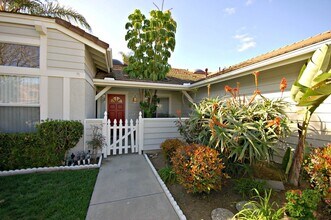 841 Deerfield Ct in Oceanside, CA - Foto de edificio - Building Photo