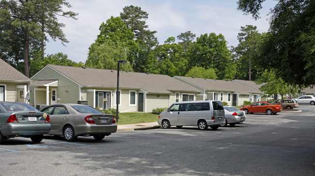 Lafayette Elderly Village Apartments in Williamsburg, VA - Foto de edificio - Building Photo