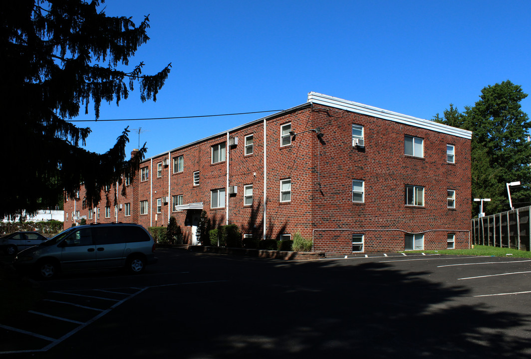 Mill Creek Manor in Levittown, PA - Building Photo