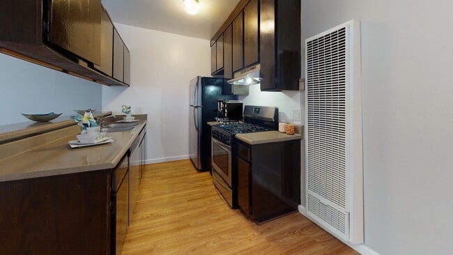 Executive House Apartments in Van Nuys, CA - Foto de edificio - Building Photo