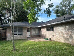 13611 Fernhill Dr in Sugar Land, TX - Foto de edificio - Building Photo