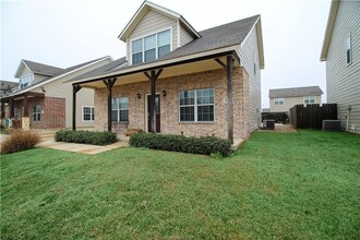 Spacious 4 Bedroom, 3 Bathroom House in Ho in College Station, TX - Building Photo - Building Photo