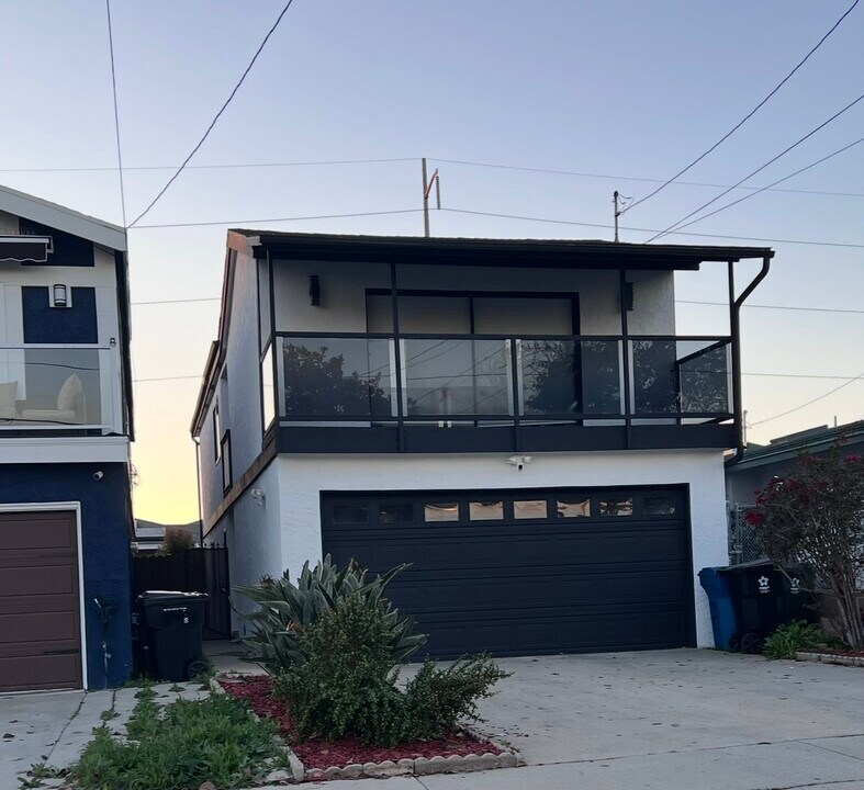 14721 Kingsdale Ave in Lawndale, CA - Building Photo