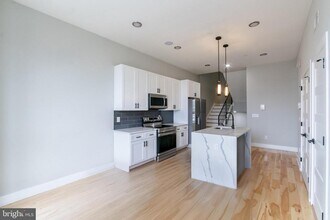 411 W Hewson St in Philadelphia, PA - Building Photo - Building Photo