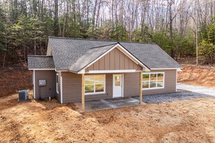 201 Avery Scroggs Rd in Hayesville, NC - Building Photo