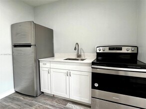 808 NW 7th Terrace in Hallandale Beach, FL - Building Photo - Building Photo