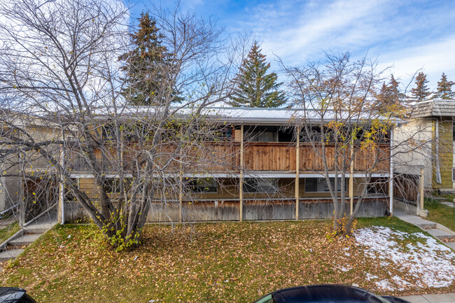 415 Huntsville Cres NW in Calgary, AB - Building Photo - Building Photo