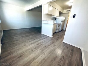 3772 Royal Crest St in Las Vegas, NV - Building Photo - Building Photo