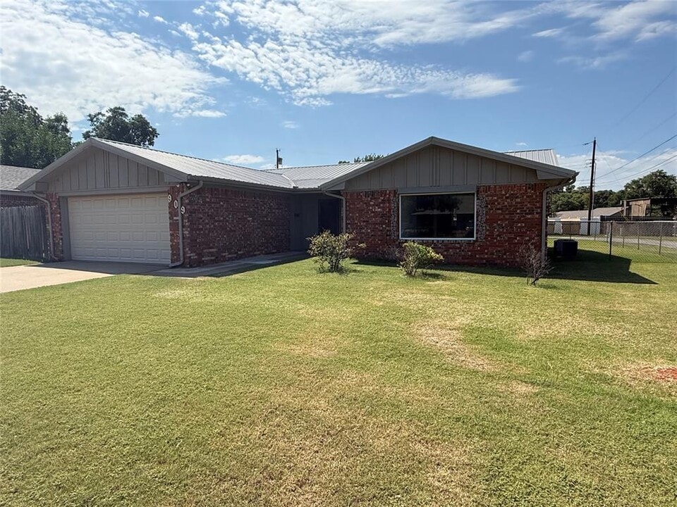 909 N Howard Ave in Elk City, OK - Building Photo