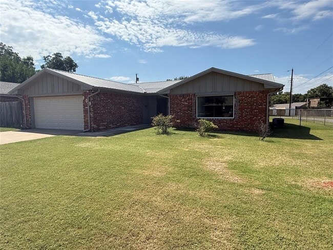 property at 909 N Howard Ave