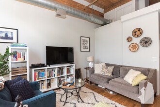 2300 W Wabansia Ave, Unit 326 in Chicago, IL - Foto de edificio - Building Photo