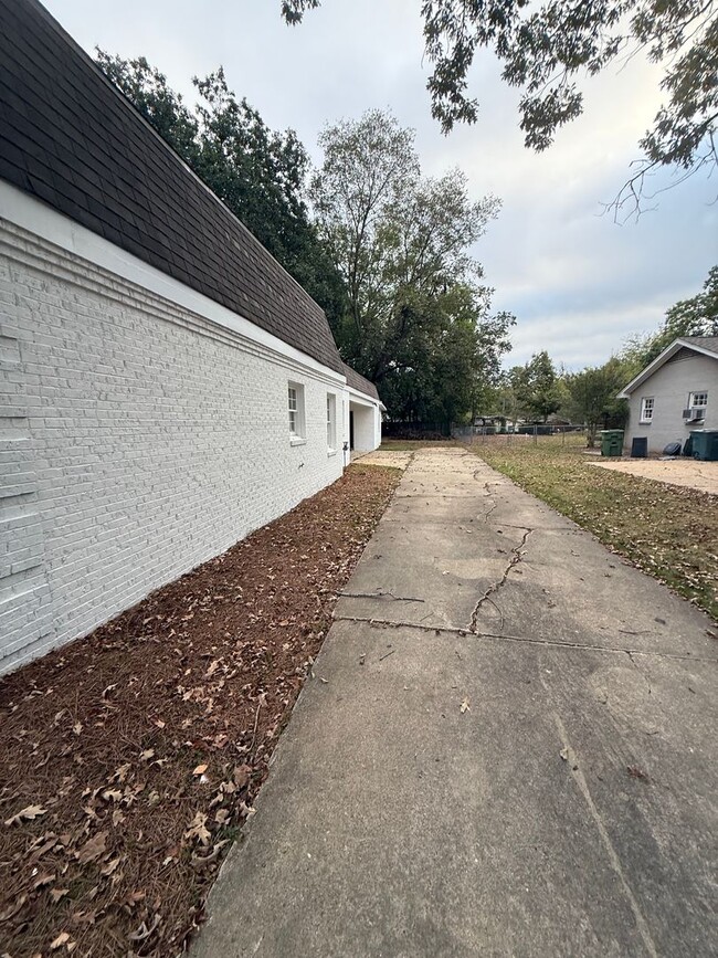 1809 Vaughn Ln in Montgomery, AL - Building Photo - Building Photo