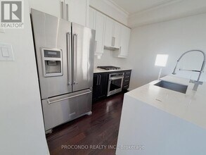 4070 Parkside Village Dr in Mississauga, ON - Building Photo - Building Photo