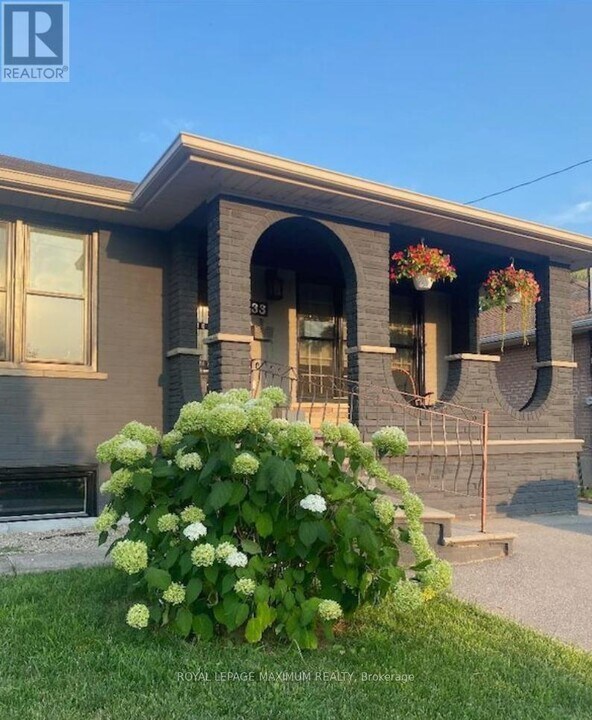 33 Alhart Dr in Toronto, ON - Building Photo