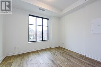 571 Prince Edward Dr N in Toronto, ON - Building Photo - Building Photo