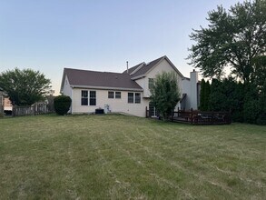 2404 Kenmore Ct in Schaumburg, IL - Building Photo - Building Photo