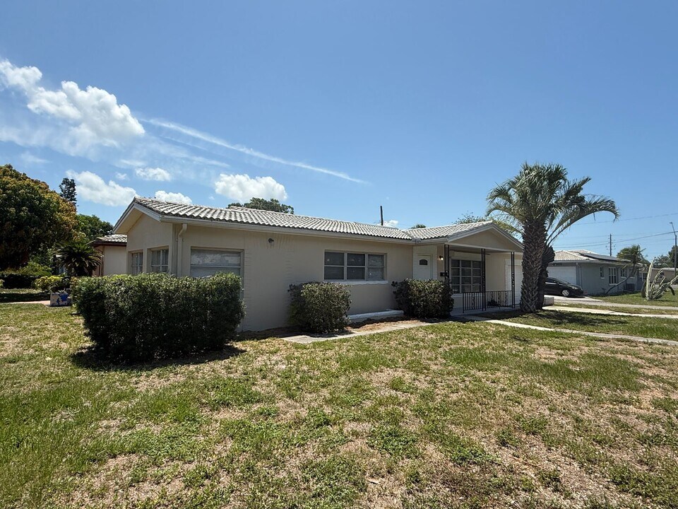 547 56th St N in St. Petersburg, FL - Building Photo