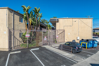 Madison Avenue Manor in San Diego, CA - Building Photo - Building Photo